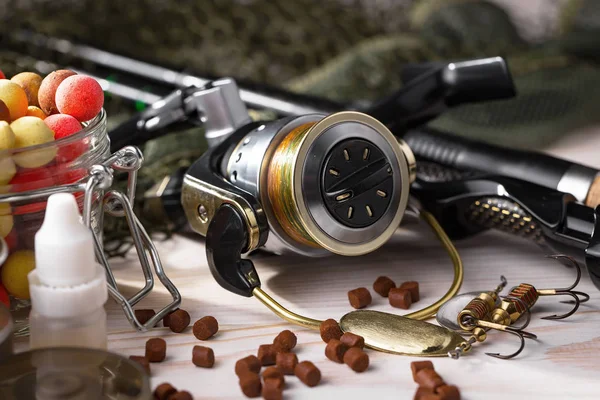 Balıkçılık çubuklar ve spinnings tablosundaki eski arka plan üzerinde balıkçılık için aksesuarlar ile kompozisyon
