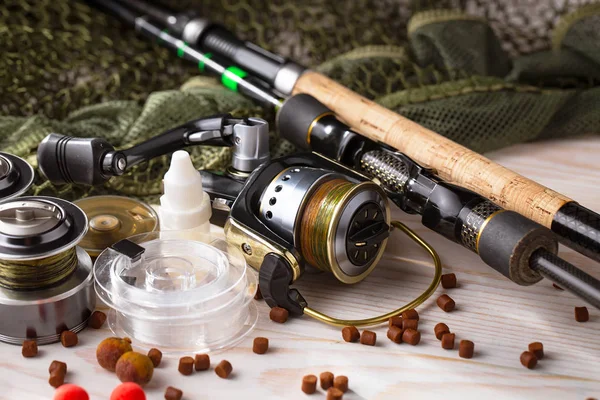 Balıkçılık çubuklar ve spinnings tablosundaki eski arka plan üzerinde balıkçılık için aksesuarlar ile kompozisyon