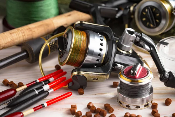Balıkçılık çubuklar ve spinnings tablosundaki eski arka plan üzerinde balıkçılık için aksesuarlar ile kompozisyon