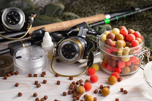 Balıkçılık çubuklar ve spinnings tablosundaki eski arka plan üzerinde balıkçılık için aksesuarlar ile kompozisyon