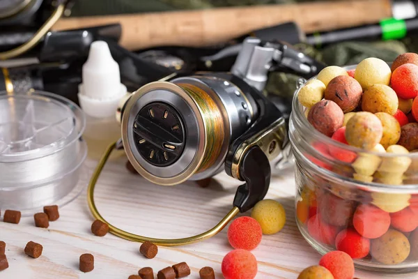 Tahta bir masada olta takımı.