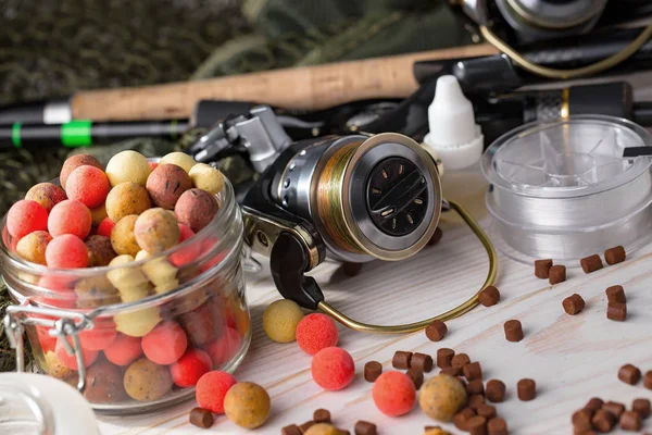 Tahta bir masada olta takımı.