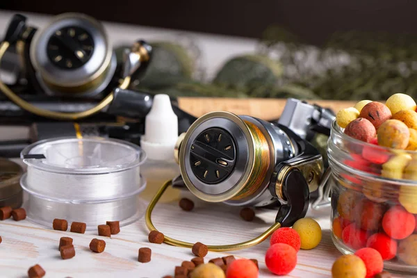 Tahta bir masada olta takımı.