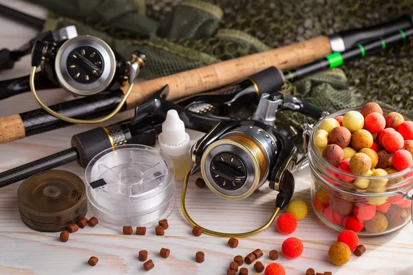 Tahta bir masada olta takımı.