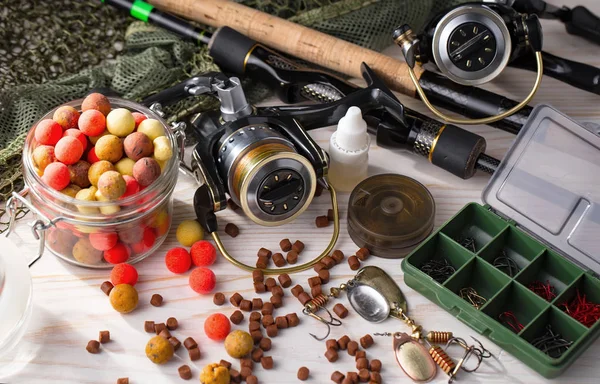 Tahta bir masada olta takımı.