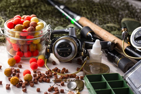 Tahta bir masada olta takımı.