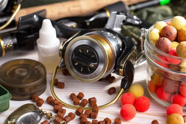 Tahta bir masada olta takımı.