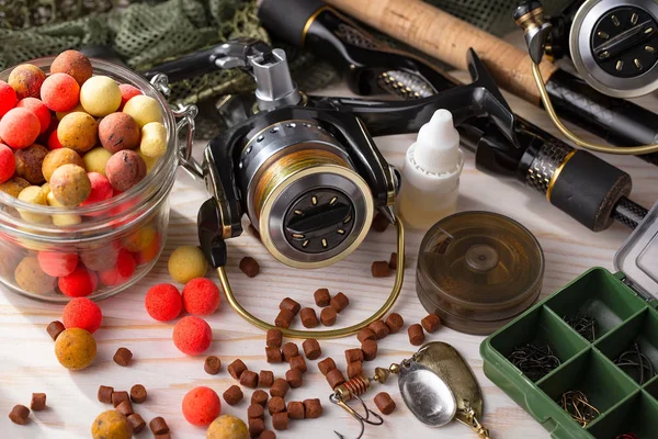 Tahta bir masada olta takımı.