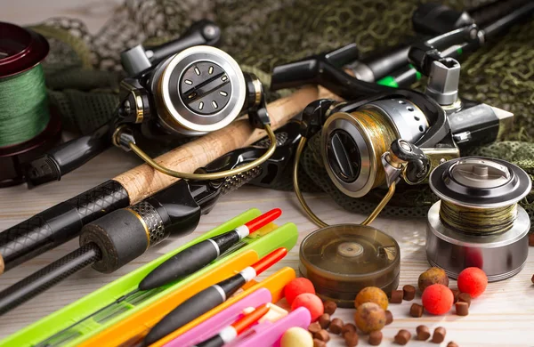 Tahta bir masada olta takımı.