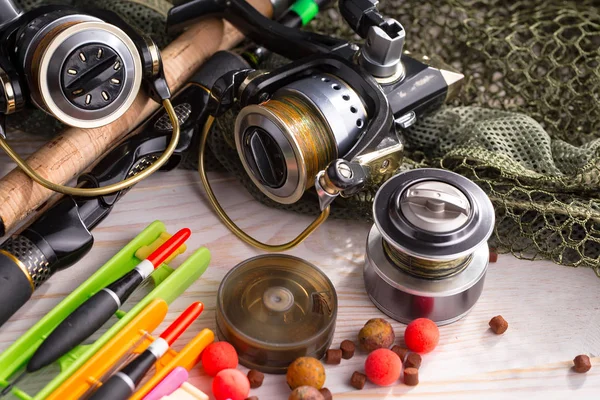 Tahta bir masada olta takımı.