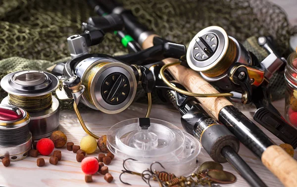 Tahta bir masada olta takımı.