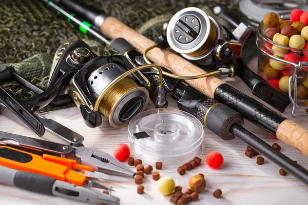 Tahta bir masada olta takımı.