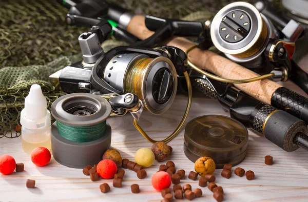 Tahta bir masada olta takımı.