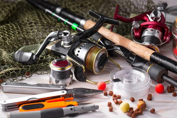 Tahta bir masada olta takımı.