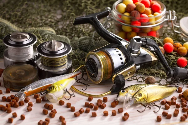 Tahta bir masada olta takımı.