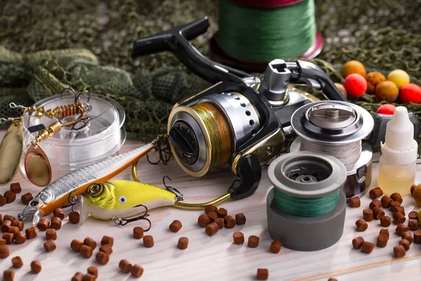 Tahta bir masada olta takımı.