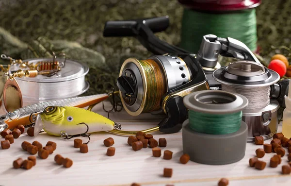 Tahta bir masada olta takımı.