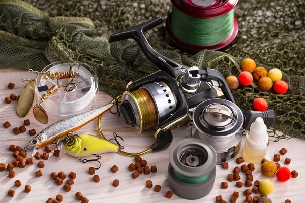 Tahta bir masada olta takımı.