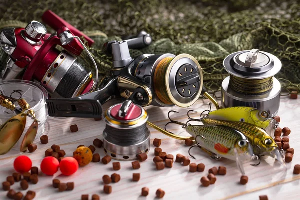 Tahta bir masada olta takımı.