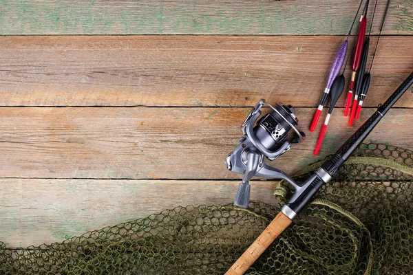 Tahta bir masada olta takımı.