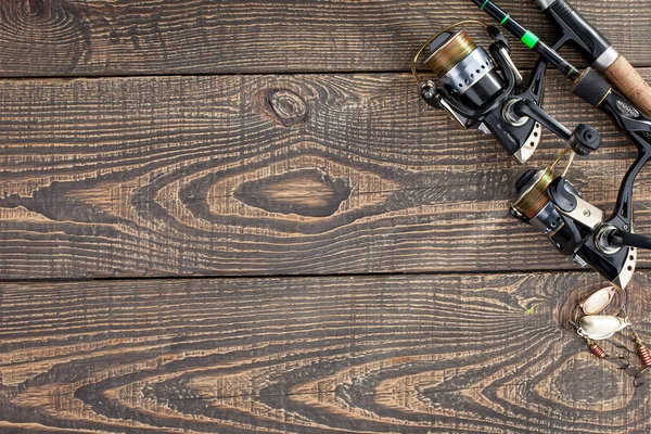 Tahta bir masada olta takımı.