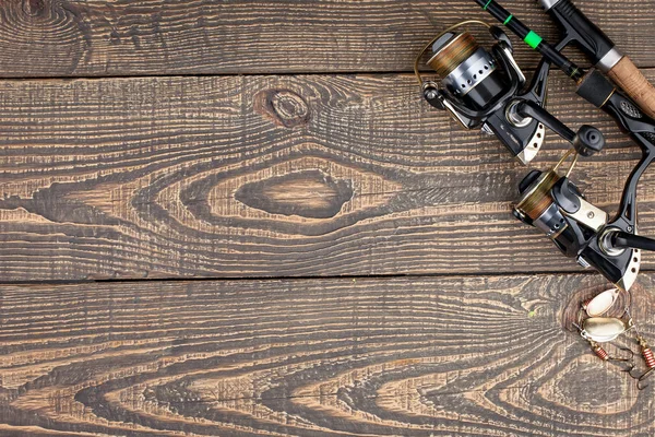 Tahta bir masada olta takımı.