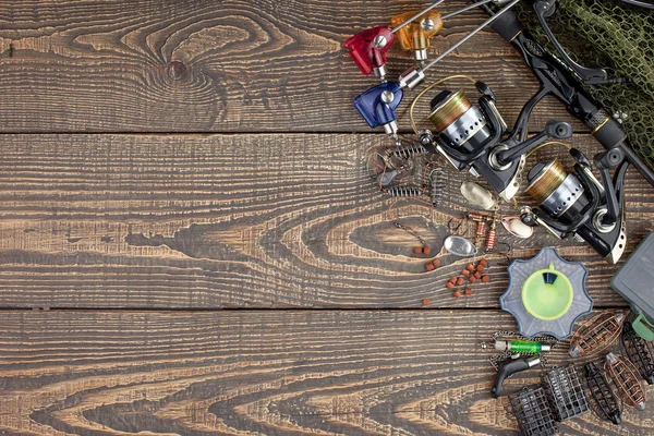 Tahta bir masada olta takımı.