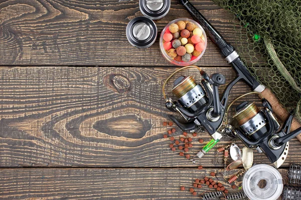 Tahta bir masada olta takımı.