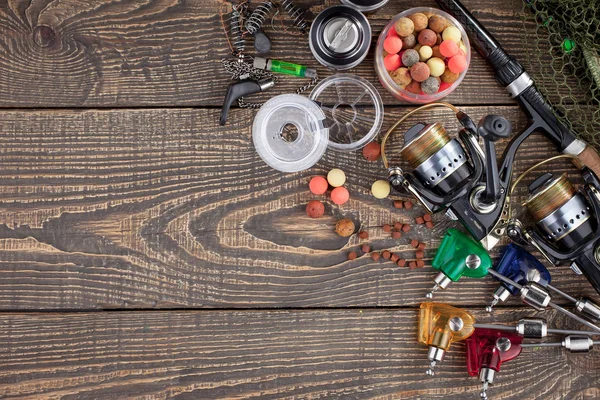 Tahta bir masada olta takımı.