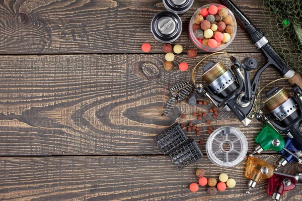 Tahta bir masada olta takımı.