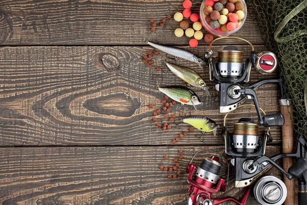 Tahta bir masada olta takımı.