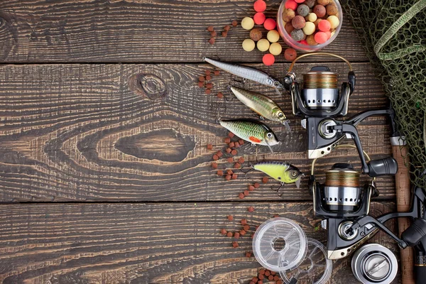 Tahta bir masada olta takımı.