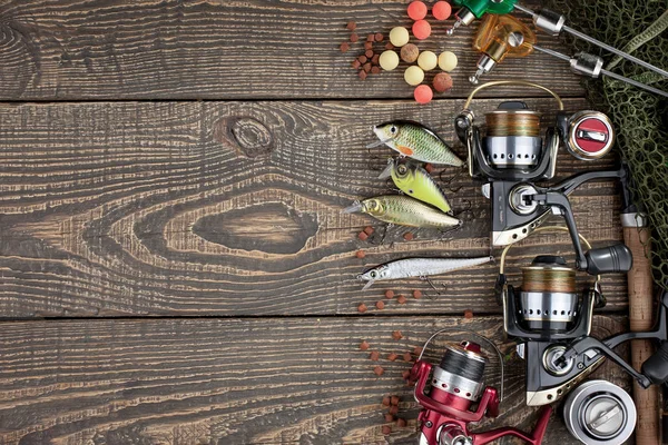 Tahta bir masada olta takımı.