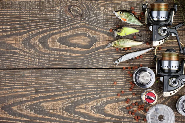 Tahta bir masada olta takımı.