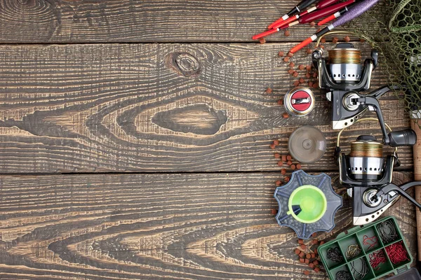 Tahta bir masada olta takımı.