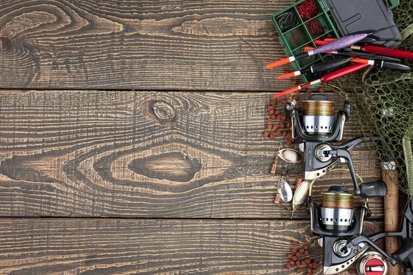 Tahta bir masada olta takımı.