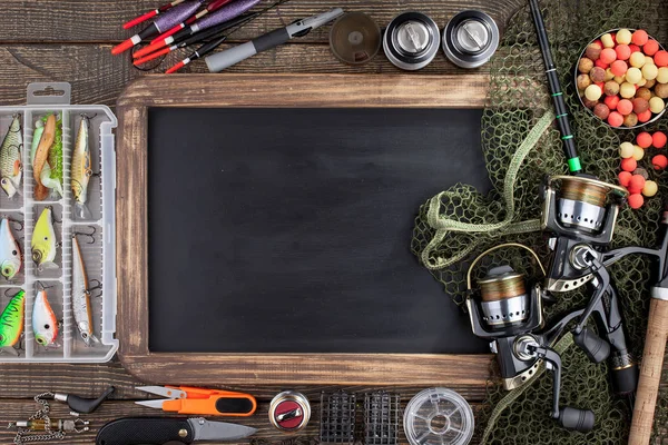 Tahta bir masada olta takımı.