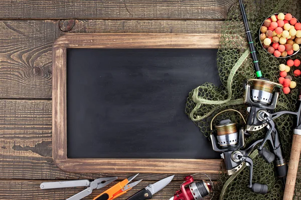 Tahta bir masada olta takımı.