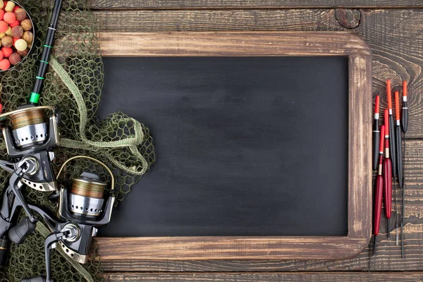 Tahta bir masada olta takımı.