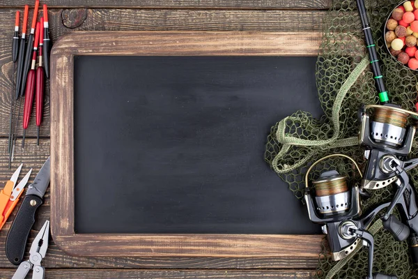 Tahta bir masada olta takımı.