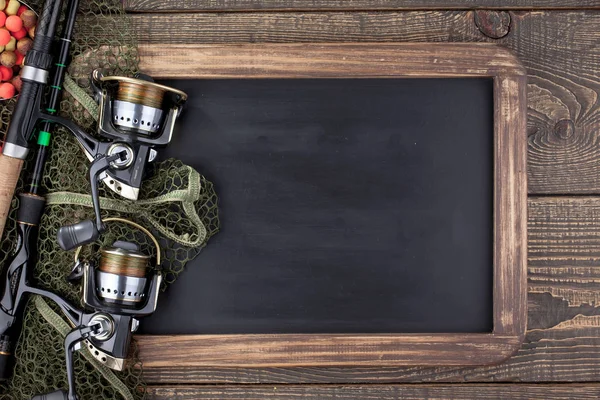 Tahta bir masada olta takımı.