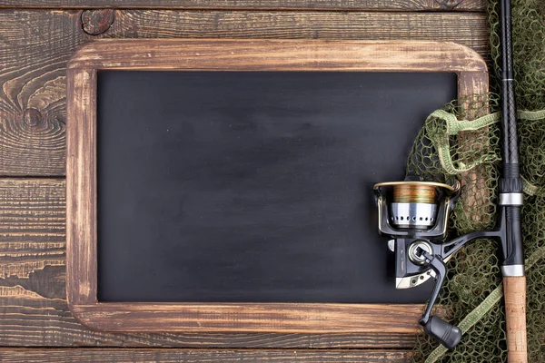 Tahta bir masada olta takımı.