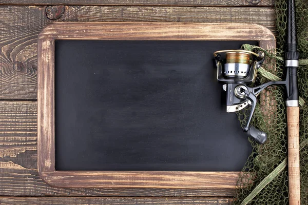 Tahta bir masada olta takımı.