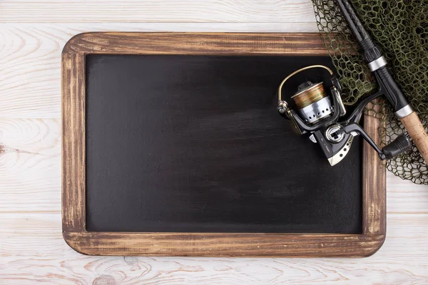 Tahta bir masada olta takımı.