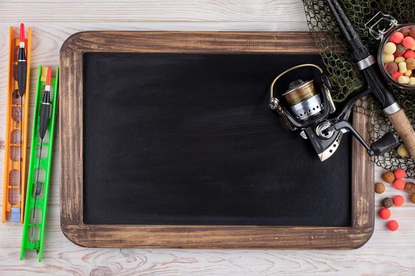 Tahta bir masada olta takımı.