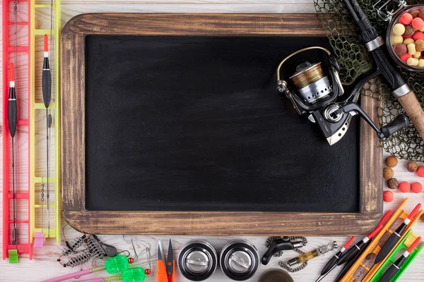 Tahta bir masada olta takımı.