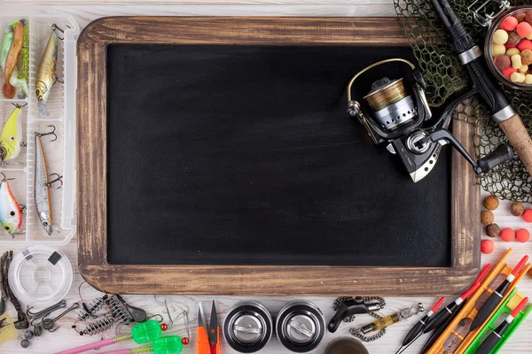 Tahta bir masada olta takımı.