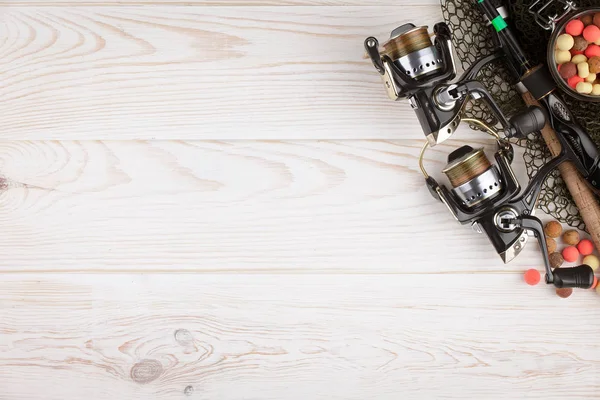 Tahta bir masada olta takımı.