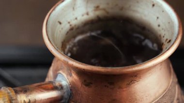 Kahve makinesinde sade kahve demlenir.