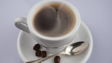 Eski bir fonda buharlı sıcak kahve..